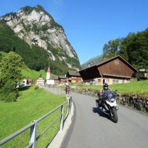 moto traverse un village en autriche