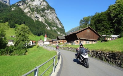 moto traverse un village en autriche