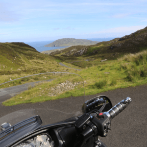 guidon de moto dans un paysage irlandais