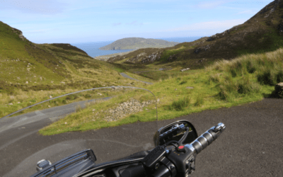 guidon de moto dans un paysage irlandais