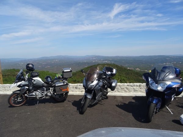 Arrêt moto au centre géodésique du Portugal
