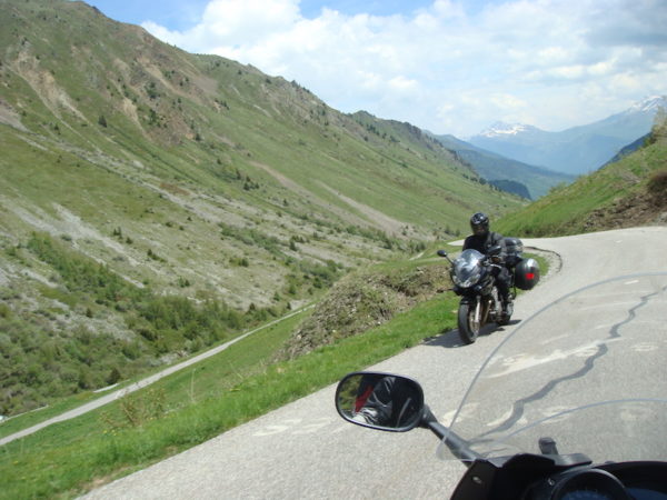 croisement de motards en montagne