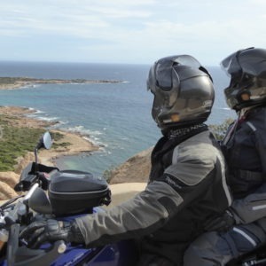 motards devant un paysage lors d'un voyage moto Corse et Sardaigne