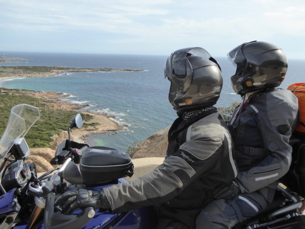 motards devant un paysage lors d'un voyage moto Corse et Sardaigne