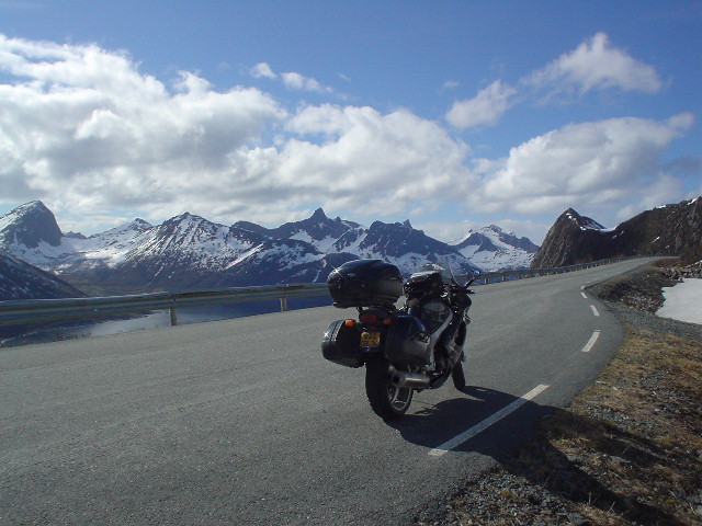 une moto sur une route de montagne