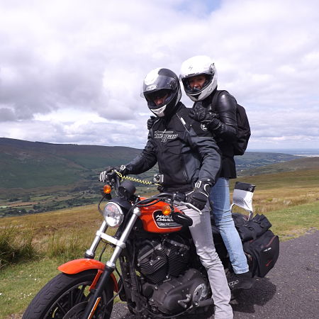 couple sur une moto en irlande