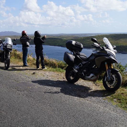 moto au bord de la route en irlande