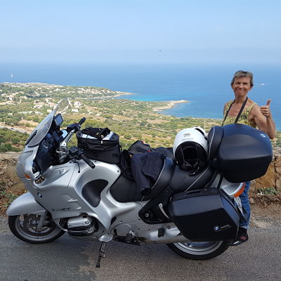 Moto devant la mer en Corse