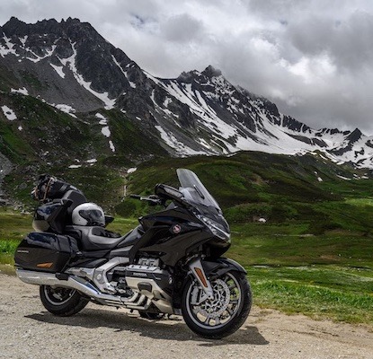 moto sur route de montagne