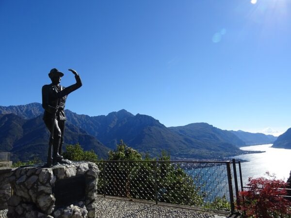 Statue de motard près des lacs italiens