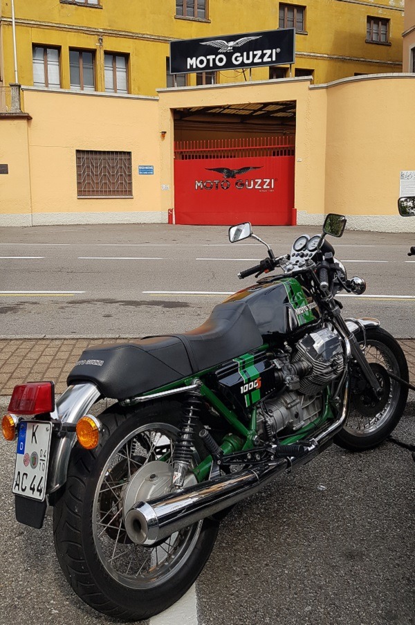 devant l'usine Moto Guzzi