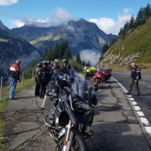Groupe moto dans les alpes suisses