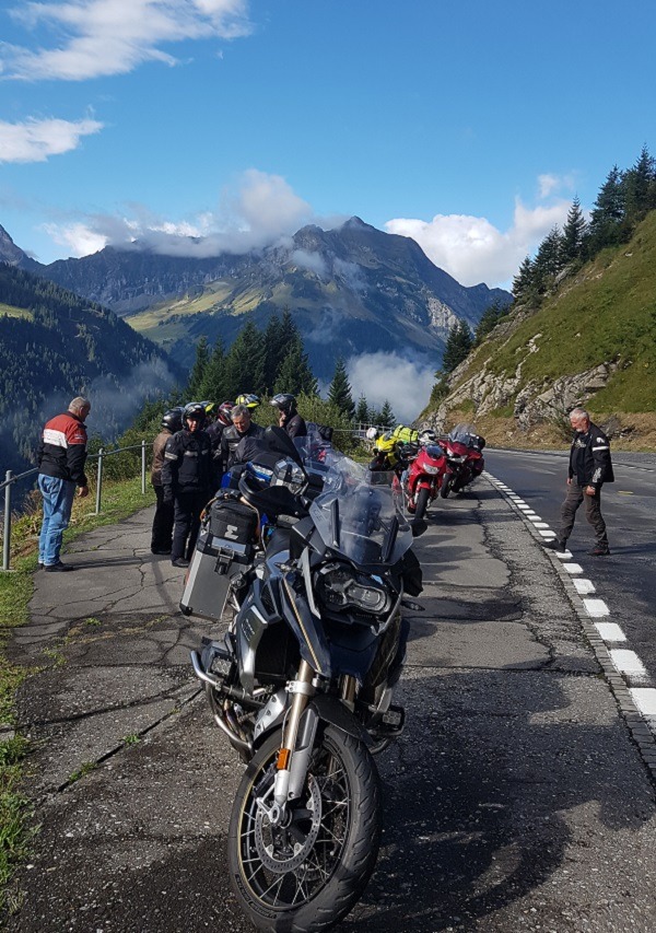Groupe moto dans les alpes suisses