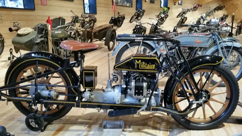Une moto militaire ancienne exposée au Top Mountain Motorcycle Museum, en Autriche