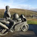 JOEY-DUNLOP-STATUT-MOTO-COURSE-MONTAGNE-ILE-DE-MAN-ITINERAIRES-EVASION