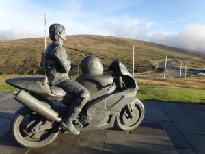 JOEY-DUNLOP-STATUT-MOTO-COURSE-MONTAGNE-ILE-DE-MAN-ITINERAIRES-EVASION