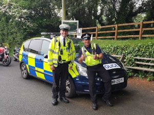 TOURIST-TROPHY-ILE-DE-MAN-POLICIERS-VOITURE-DE-POLICE-ITINERAIRES-EVASION
