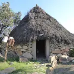 Vue maison traditionnelle à moto Sardaigne - itinéraires évasion - agence de voyage moto