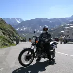 Découverte-Autriche-moto-motard-heureux-montagne-soleil-Autriche-Itinéraires-Evasion