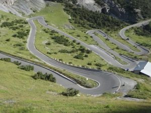 Col-Alpes-virages-Itinéraires-Evasion