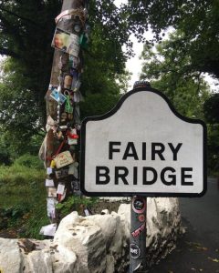 Manx-GP-course-panneau-Fairy-Bridge-Ile-de-man-moto-Itinéraires-Evasion