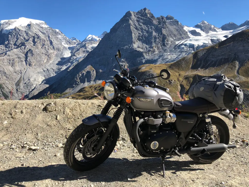 Triumph-Bonneville-col du Stelvio-sommet-Itinéraires-Evasion
