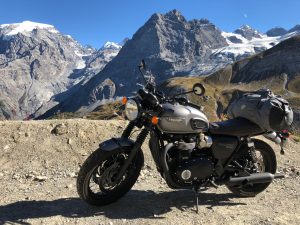 Triumph-Bonneville-col du Stelvio-sommet-Itinéraires-Evasion