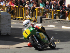 Manx-GP-pilote-en-course-Ile-de-man-moto-Itinéraires-Evasion