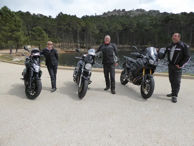 Trois motards et leurs machines devant un lac de montagne en Corse