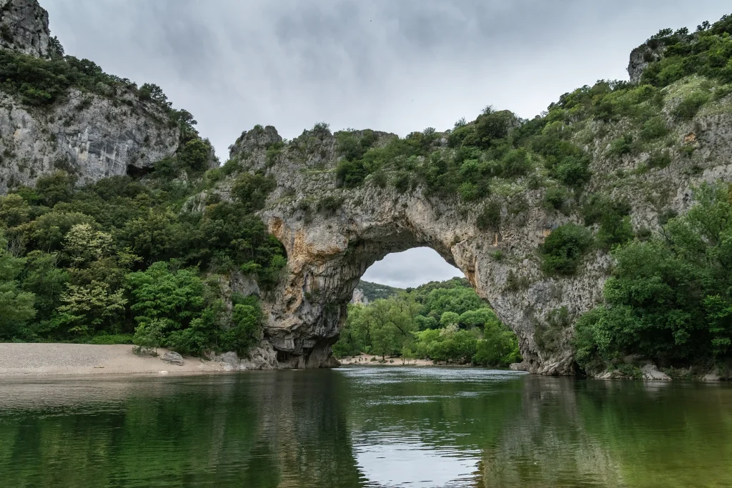 Rivière et Pont d'Arc-Itinéraires Evasion
