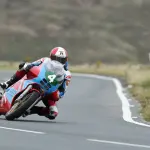 Montagne-Manx-GP-pilote-en-course-Ile-de-man-moto-Itinéraires-Evasion