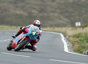 Montagne-Manx-GP-pilote-en-course-Ile-de-man-moto-Itinéraires-Evasion