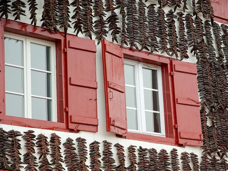 Maison typique Basque Itinéraires Evasion- Pays Basque et Hautes-Pyrénées à moto