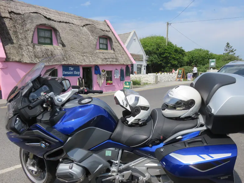 Motos garées devant un cottage au toit de chaume en Irlande