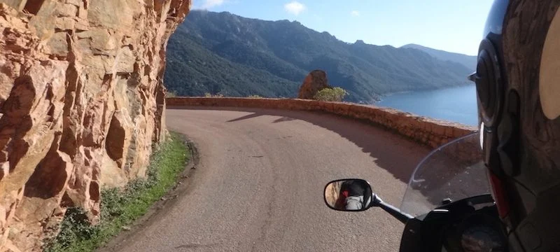 Motards-route-sinueuse-Tour de Corse à moto-itinéraires-Evasion