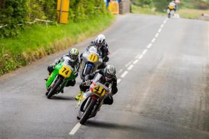 Groupe-Manx-GP-pilote-en-course-Ile-de-man-moto-Itinéraires-Evasion
