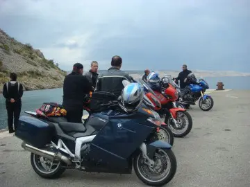 Groupe de motards en pause au bord de la mer Adriatique