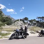Bavella-col-moto-couple-motards-Corse-Itinéraires-Evasion