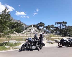 Bavella-col-moto-couple-motards-Corse-Itinéraires-Evasion