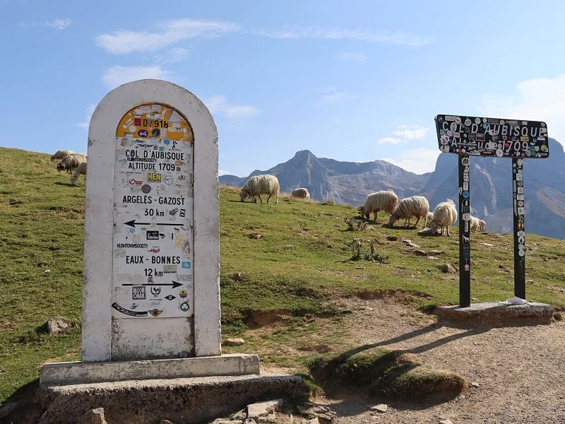 Panneau-aubisque Itinéraires Evasion-Pyrénées à moto