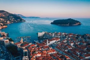 Dubrovnik-voyage-vue-ville-moto-Itinéraires-Evasion-Road trip à moto dans les Balkans