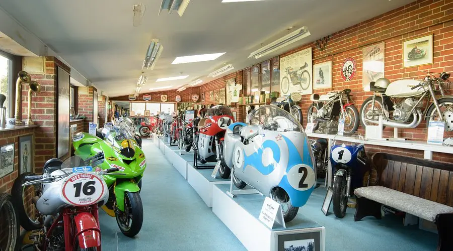 Une allée du musée Sammy Miller et ses motos de course restaurées, dans le Hampshire