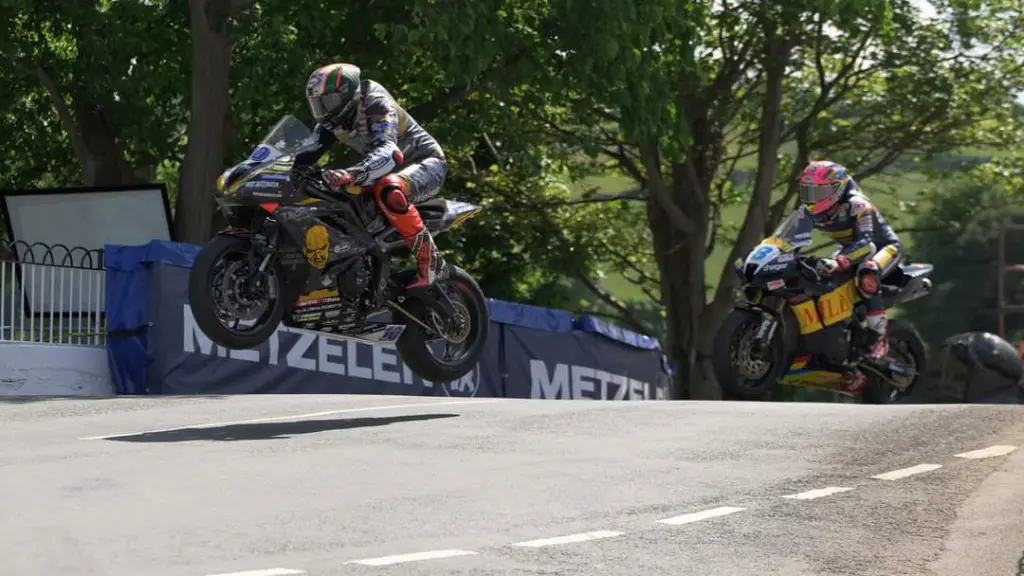 Moto en vol au-dessus du Ballaugh Bridge pendant le Tourist Trophy, île de Man
