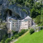 Chateau-de-Predjama-en-Slovenie Grand tour Slovénie moto - Itinéraires Evasion