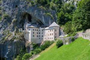 Chateau-de-Predjama-en-Slovenie Grand tour Slovénie moto - Itinéraires Evasion