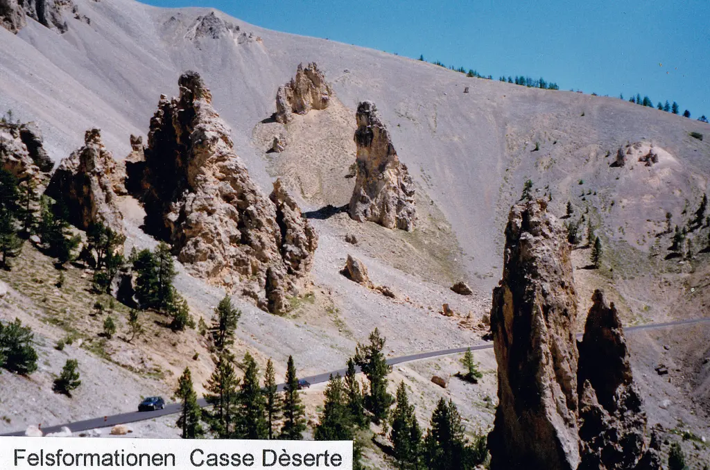 Les éboulis ocre et les monolithes de la Casse Déserte, sous le col d'Izoard