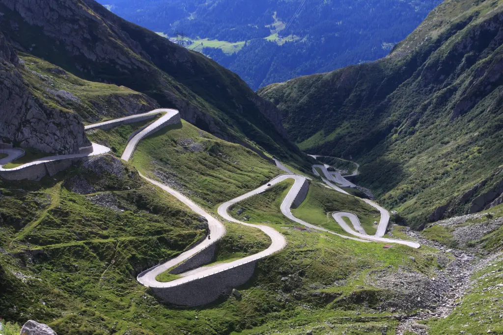Les lacets pavés de la Tremola, l'ancienne route du col du Saint-Gothard