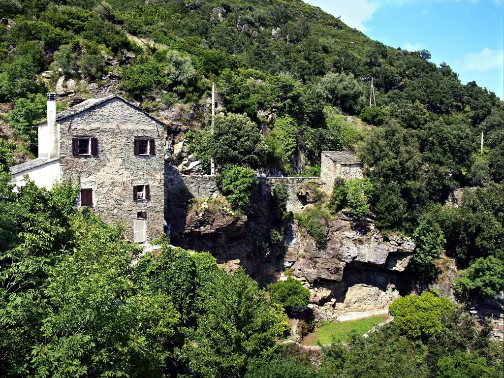 La route du défilé de Lancone taillée dans la falaise au-dessus du Bevinco