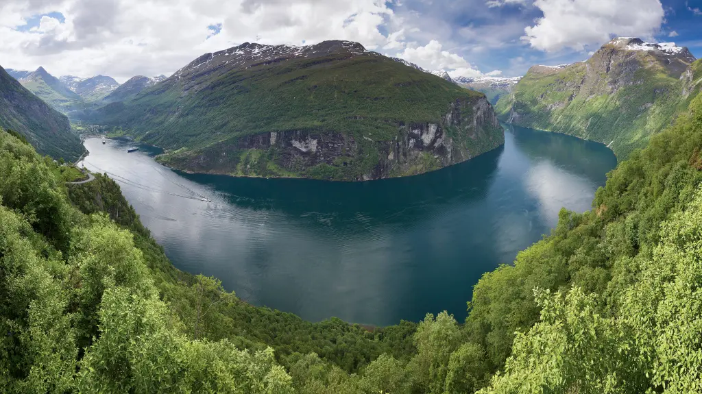 Le fjord de Geiranger vu depuis le belvédère de l'Ørnesvingen, sur la route des Aigles
