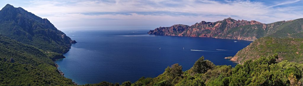 Le golfe de Girolata vu depuis la route de la Bocca di Palmarella
